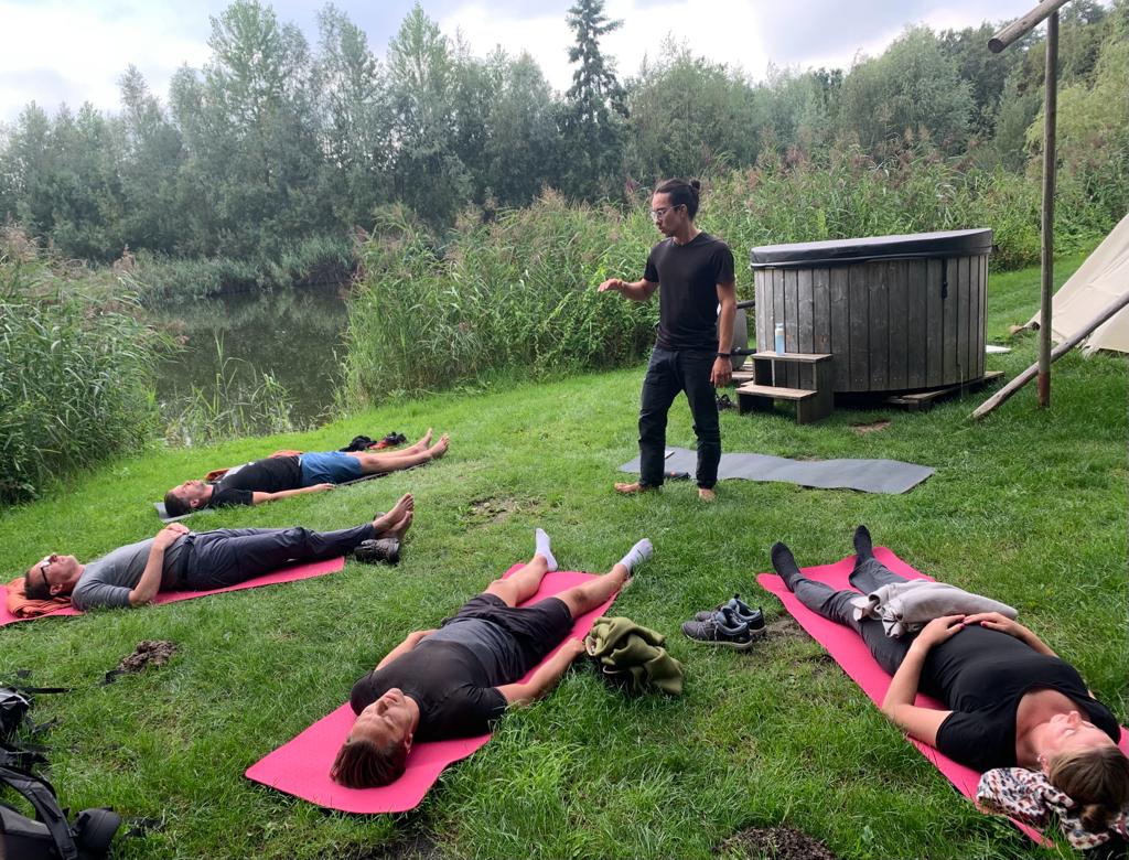 Ademcoach Roel Winter geeft een ademsessie buiten in de natuur.